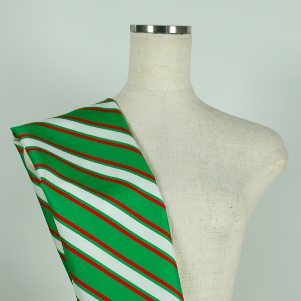 C0641　緑ベース赤×白斜めストライプ柄生地