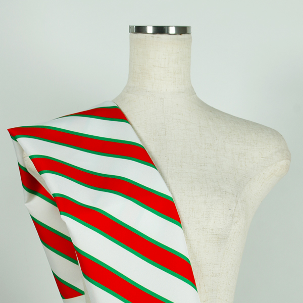 C0644　白ベース赤×緑斜めストライプ柄生地