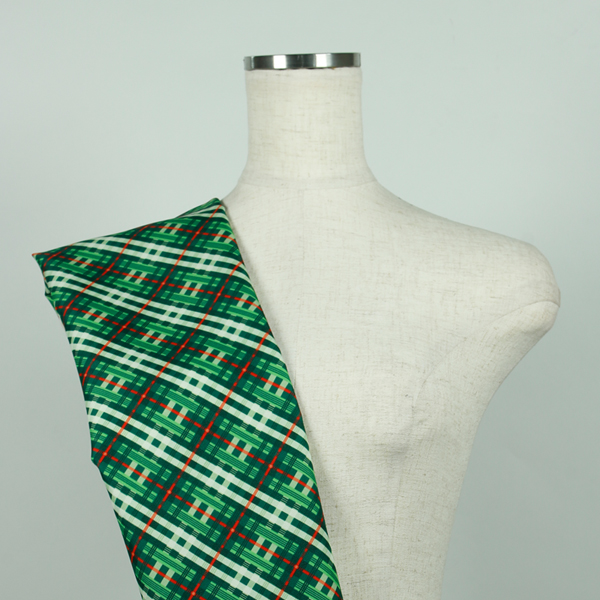 C0653　緑ベース赤斜めチェック柄生地