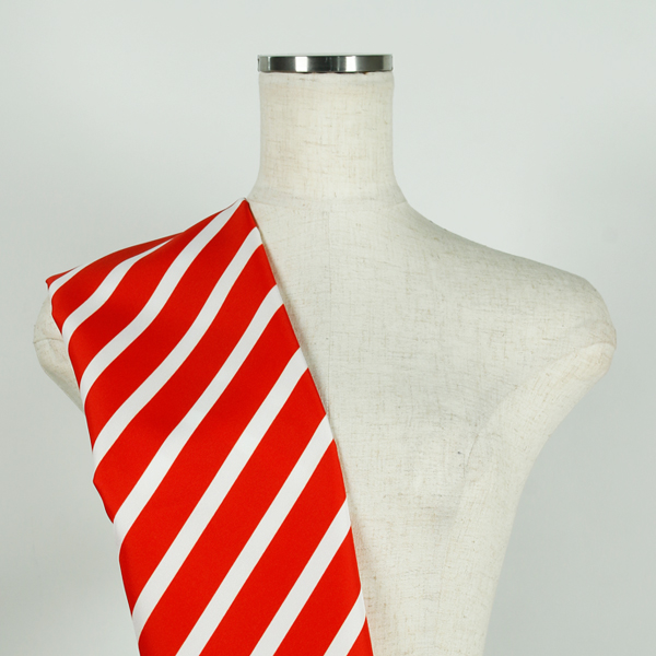 C0649　赤ベース白斜めストライプ柄生地