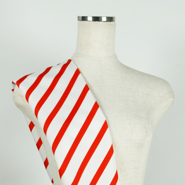 C0650　白ベース赤斜めストライプ柄生地